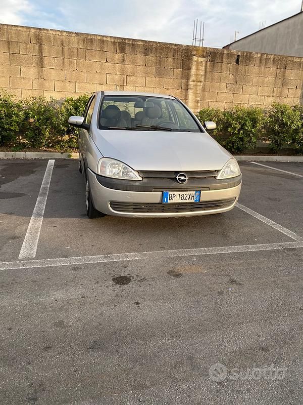 Grigio Usata 2001 Opel Corsa Tre volumi | 1500 € (Buon prezzo) - Immagine 1/4