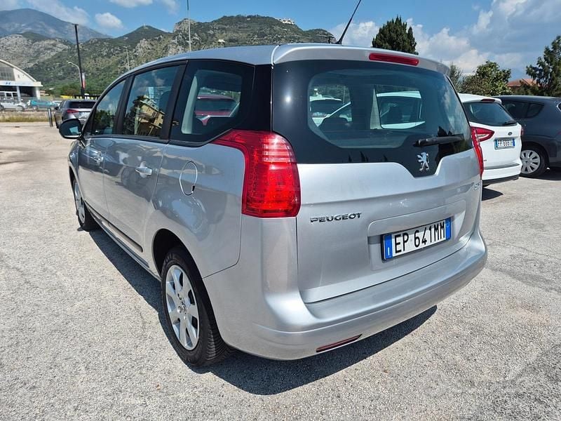 Usata Peugeot 5008 Active 115 CV (84 kW) 2013 Grigio Monovolume