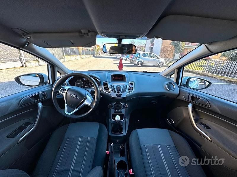 Begagnad Ford Fiesta Trend 96 HK (70 kW) 2009 Vit Halvkombi