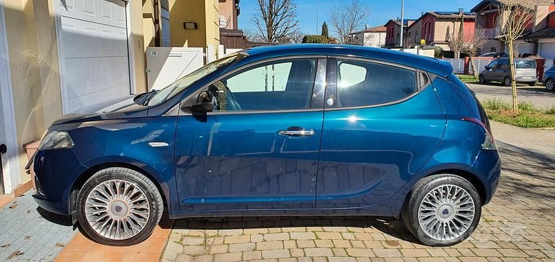 Usata Lancia Ypsilon Platinum 69 CV (50 kW) 2016 Blu/azzurro Utilitaria
