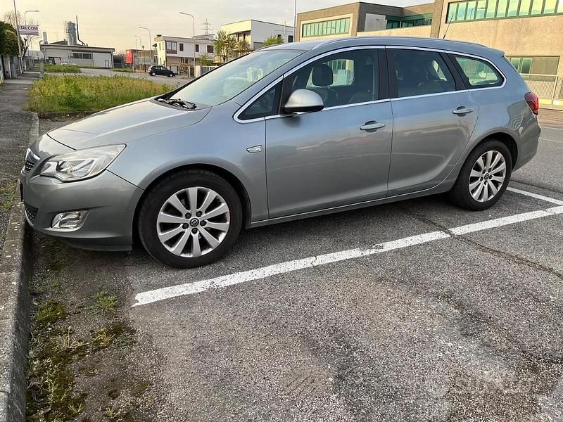 Usata Opel Astra 110 CV (80 kW) 2011 Grigio Station wagon