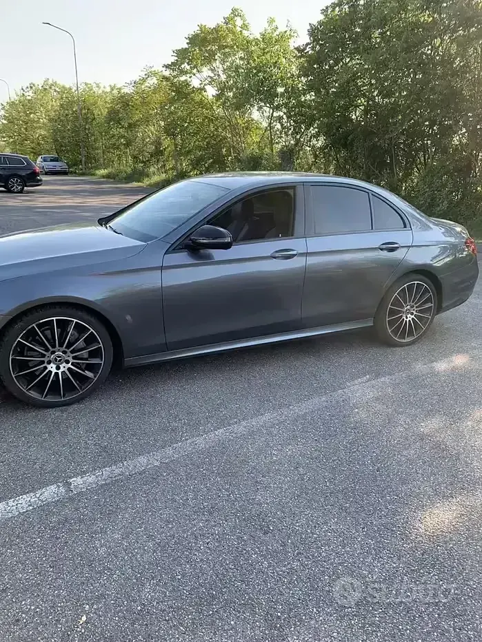 Usata Mercedes E220 AMG line 194 CV (142 kW) 2019 Grigio Berlina