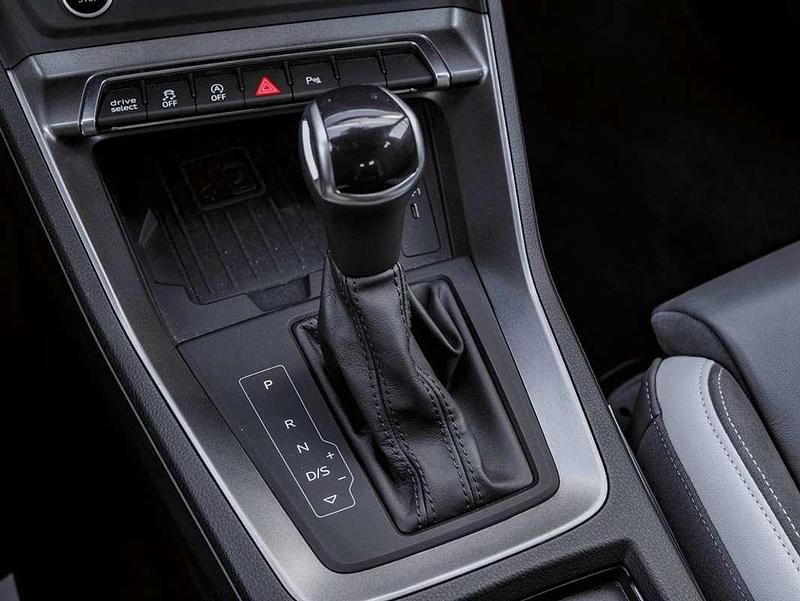 Käytetty Audi Q3 Ambiente 150 HP (110 kW) 2023 Hopea Katumaasturi