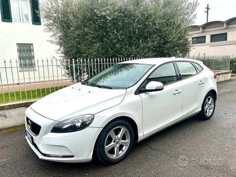 Bianco Usata 2017 Volvo V40 Tre volumi | 6200 € (Ottimo prezzo) - Immagine 1/4
