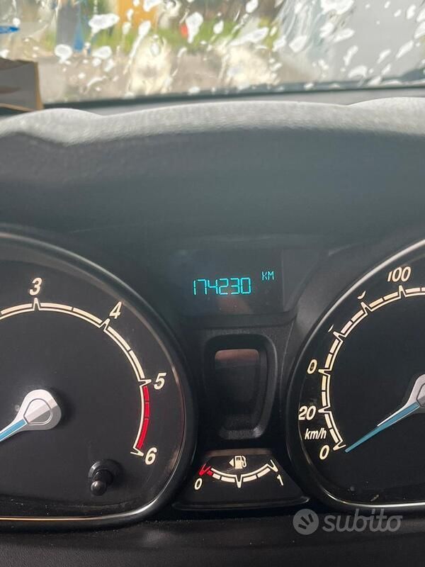 Grigio Usata 2013 Ford Fiesta Titanium Due volumi | 4000 € (Ottimo prezzo) - Immagine 1/4