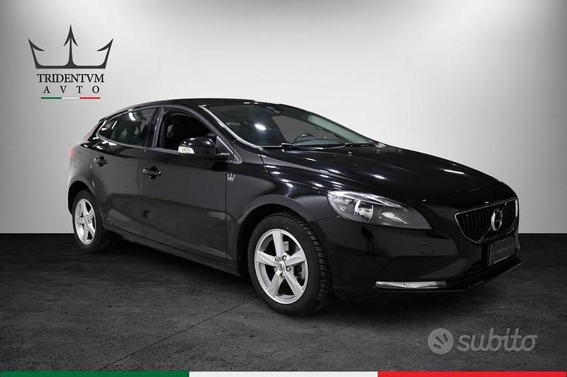 Usata Volvo V40 Momentum 120 CV (88 kW) 2016 Nero Berlina