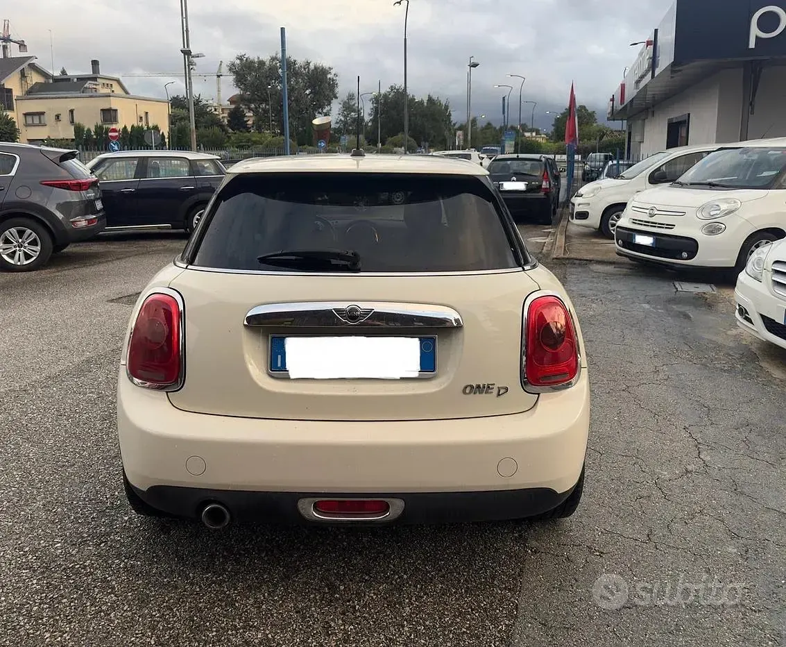 Usata Mini Cooper D 116 CV (85 kW) 2015 Beige Utilitaria
