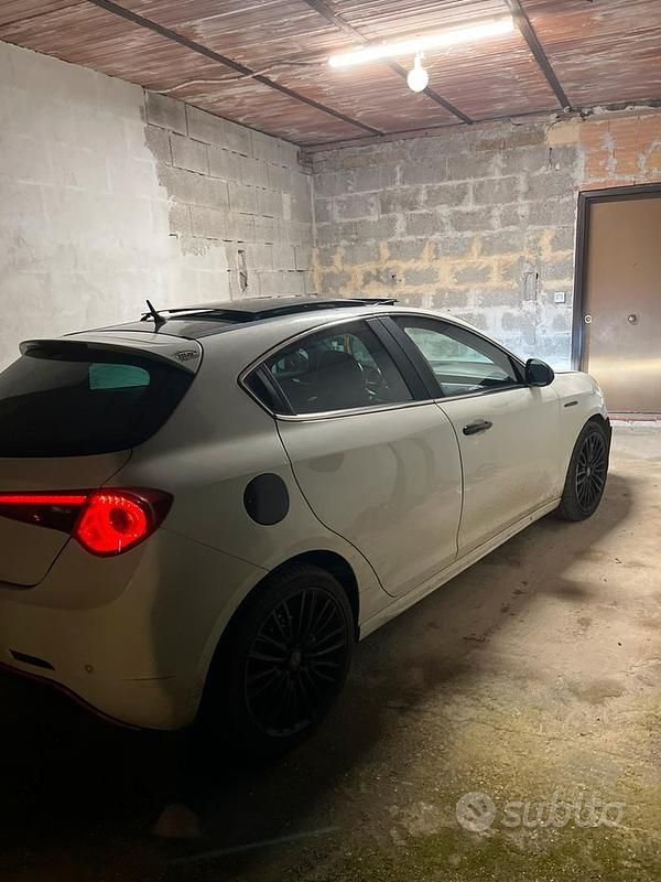 Usata Alfa Romeo Giulietta Exclusive 105 CV (77 kW) 2010 Bianco Utilitaria