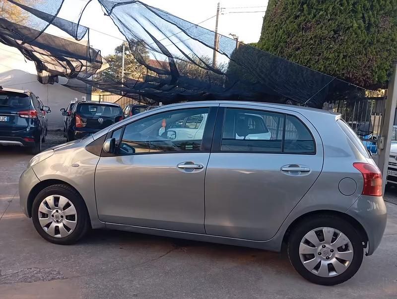 Usata Toyota Yaris 69 CV (50 kW) 2007 Argento Utilitaria