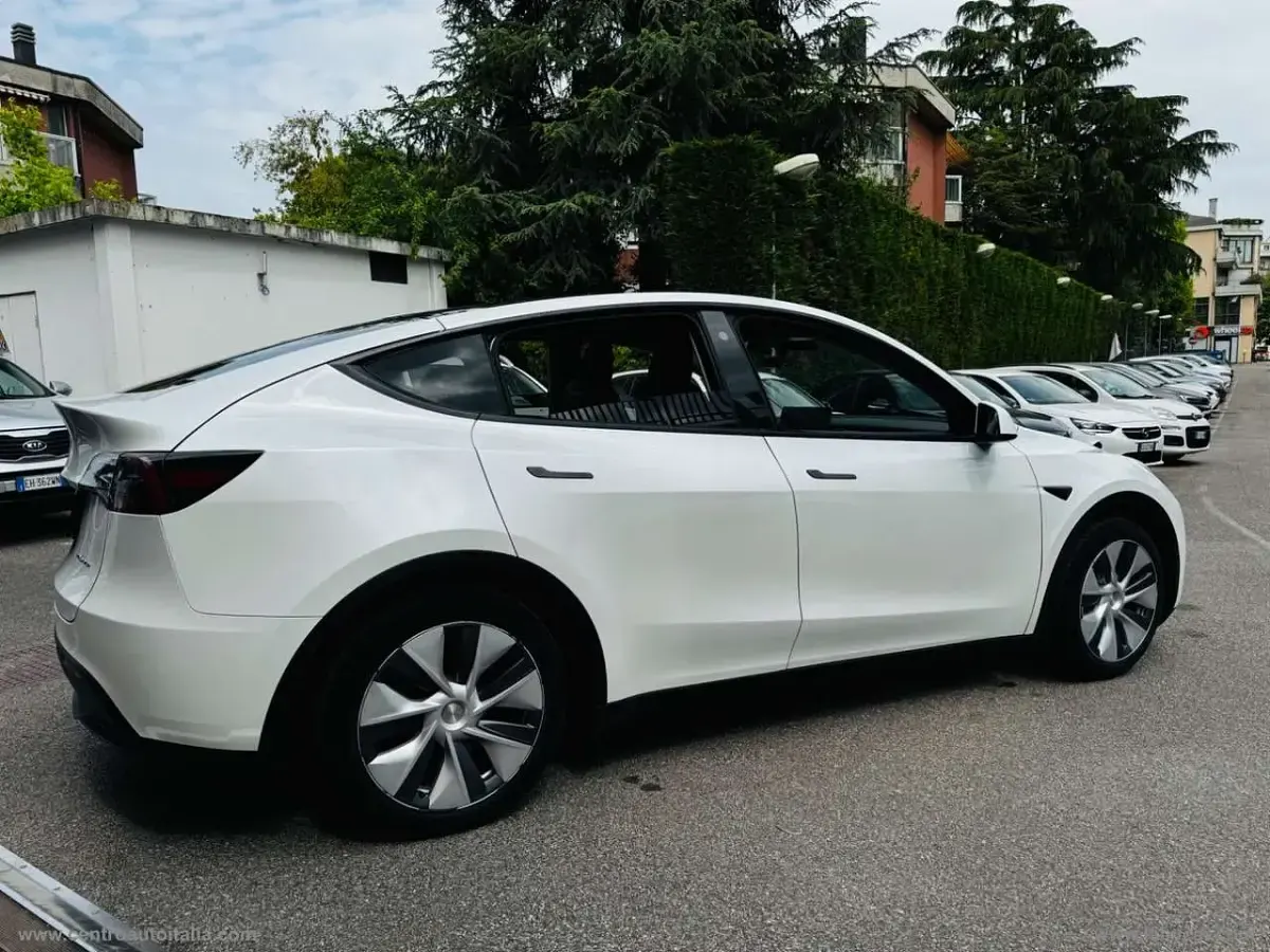 Usata Tesla Model Y 189 kW (258 CV) 2023 Bianco SUV
