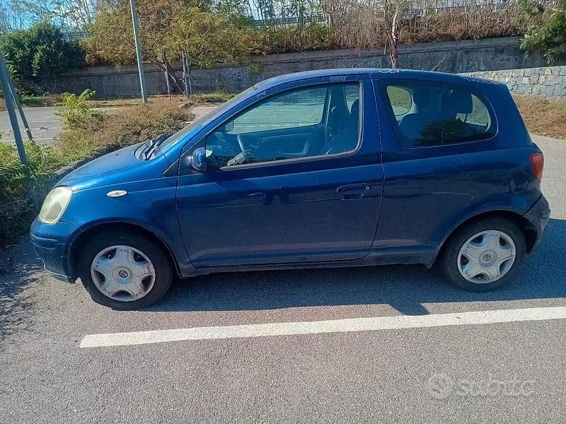 Usata Toyota Yaris 65 CV (47 kW) 2003 Blu Utilitaria