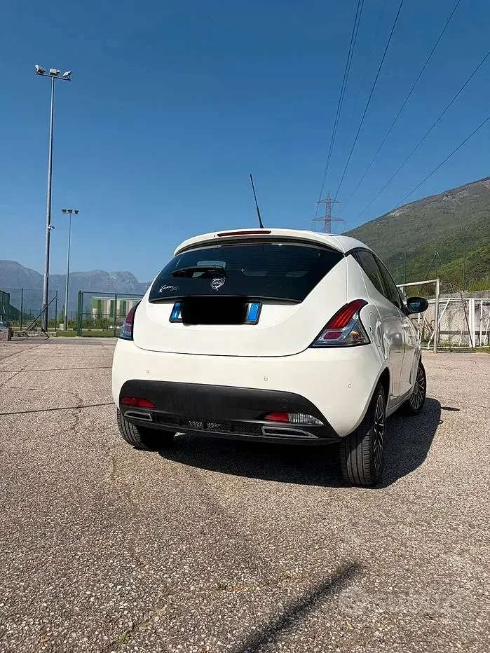 Gebraucht Lancia Ypsilon 69 PS (50 kW) 2015 Weiß Kleinwagen