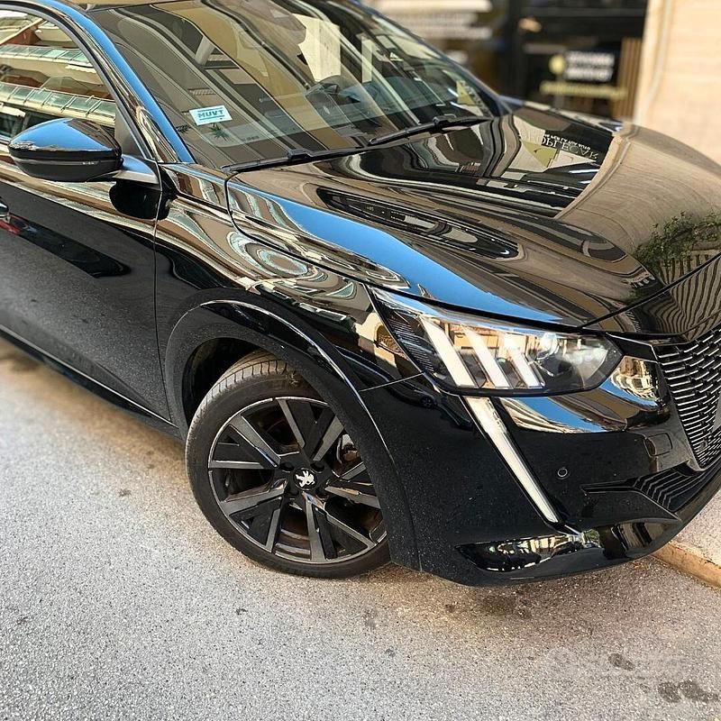 Usata Peugeot 208 GT 102 CV (75 kW) 2023 Nero Utilitaria