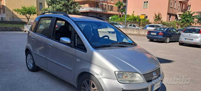 Grigio Usata 2005 Fiat Idea Monovolume | 1800 € (Cara) - Immagine 1/4
