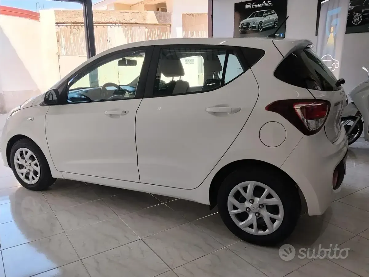 Gebraucht Hyundai i10 Comfort 68 PS (50 kW) 2018 Weiß Kleinwagen