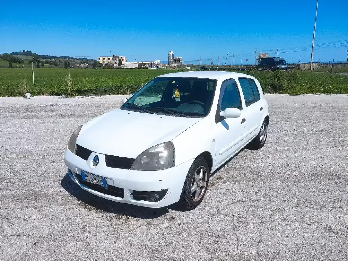 Usata Renault Clio II 58 CV (42 kW) 2007 Bianco Berlina