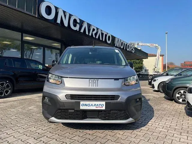 Usado Fiat Doblò 131 HP (96 kW) 2024 Cinzento Monovolume