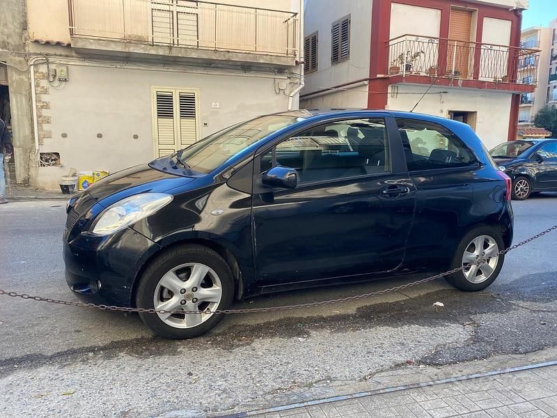 Nero Usata 2006 Toyota Yaris Due volumi | 2500 € (Ottimo prezzo) - Immagine 1/4