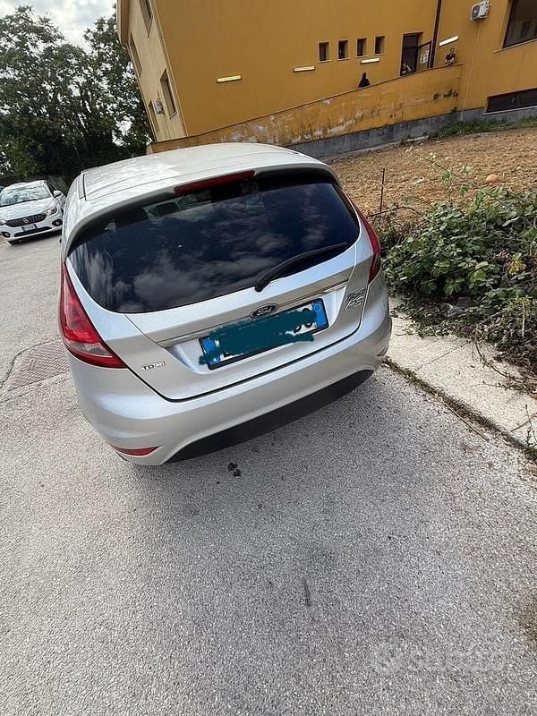Usata Ford Fiesta 95 CV (69 kW) 2010 Grigio Utilitaria
