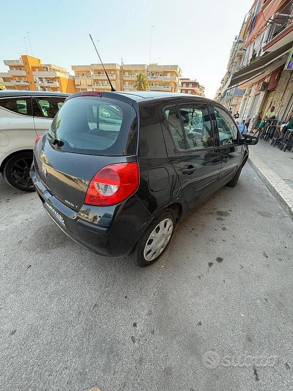 Usata 2006 Renault Clio II Due volumi | 1300 € (Ottimo prezzo) - Immagine 1/4