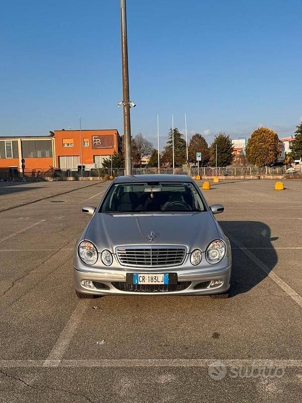 Usata Mercedes E220 150 CV (110 kW) 2004 Grigio Berlina