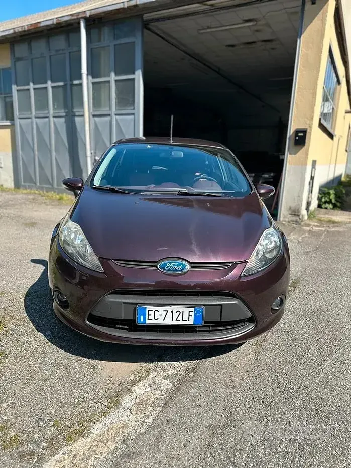 Usata Ford Fiesta Titanium 68 CV (50 kW) 2010 Viola Berlina