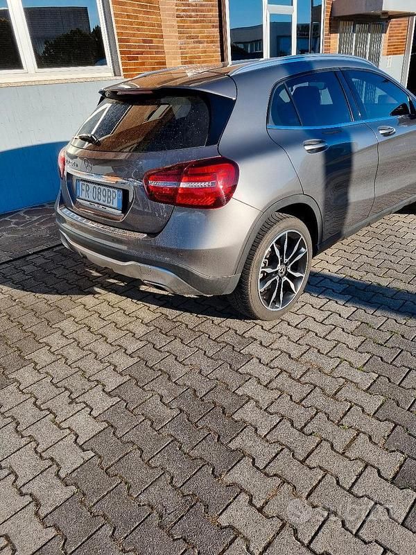 Usata Mercedes GLA200 136 CV (100 kW) 2018 Grigio SUV