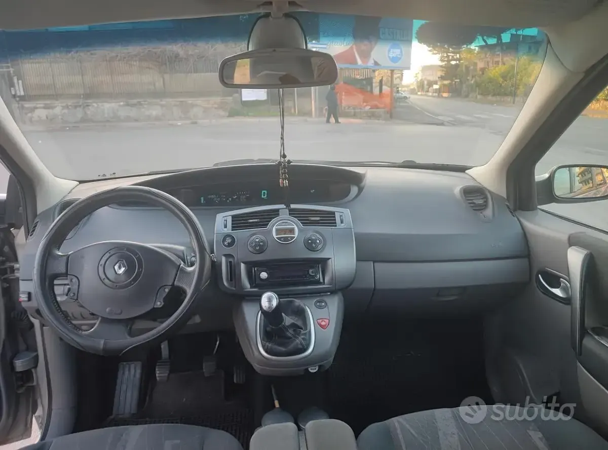 Usata Renault Scenic E-Tech 111 CV (81 kW) 2004 Grigio Monovolume