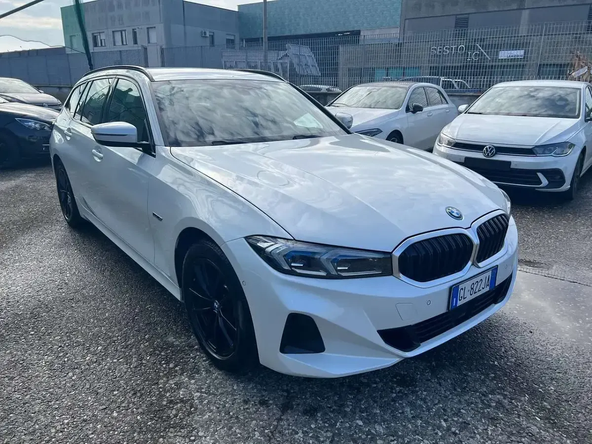 Usata BMW 330e Efficient Dynamics 184 CV (135 kW) 2022 Mineral white Station wagon
