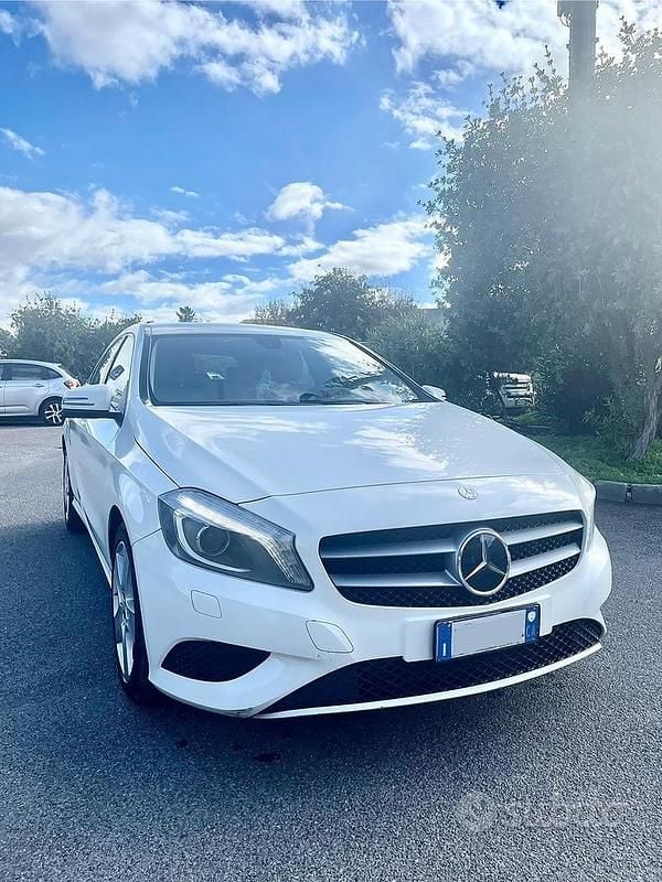 Bianco Usata 2013 Mercedes A180 Executive Tre volumi | 9200 € (Buon prezzo) - Immagine 1/4