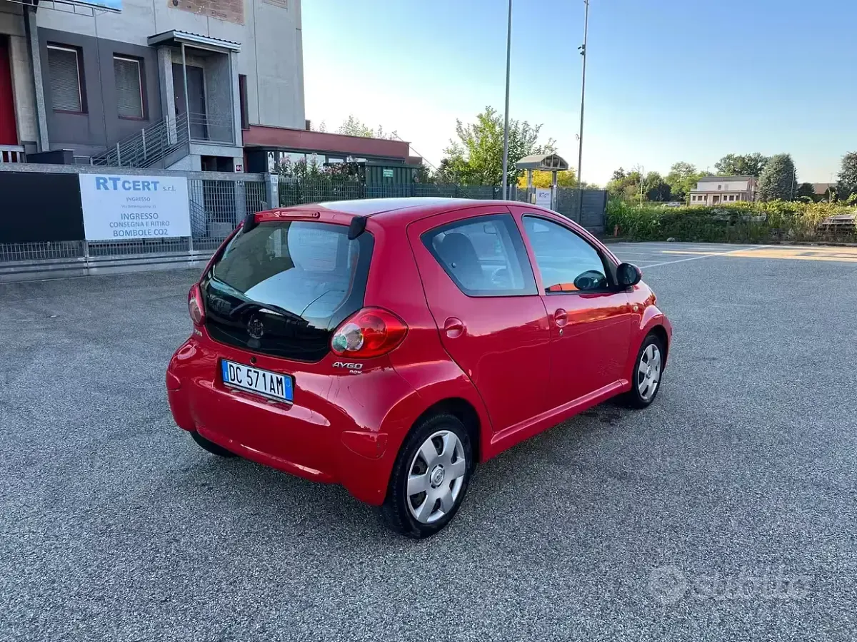 Usata Toyota Aygo 68 CV (50 kW) 2006 Rosso Utilitaria