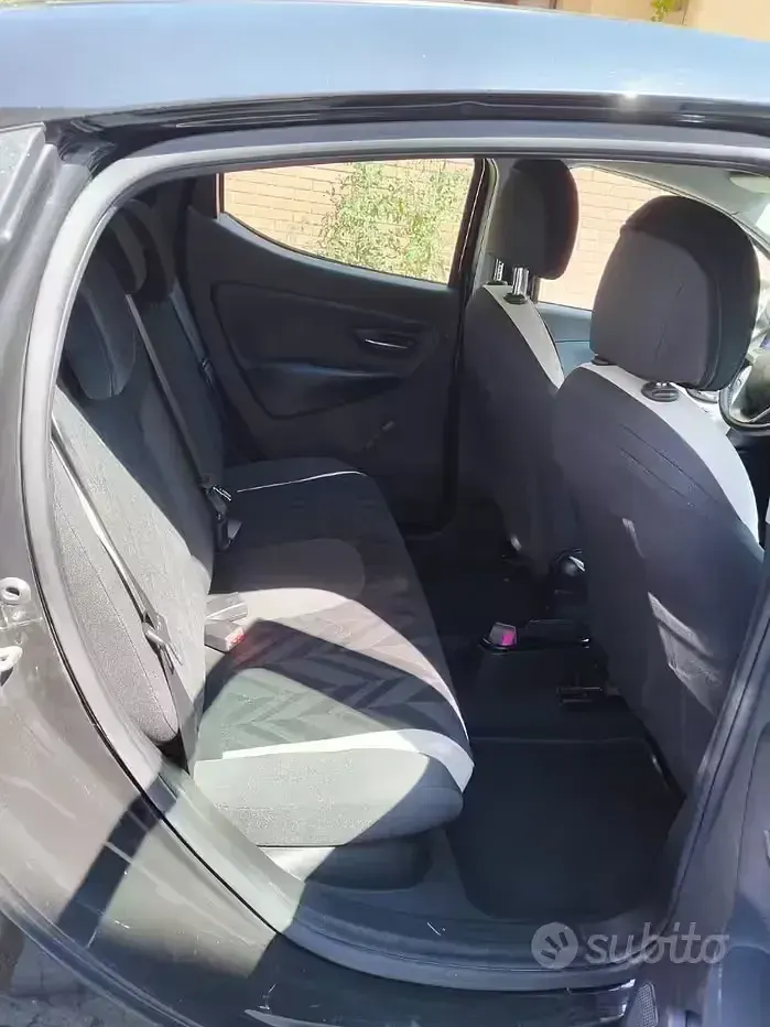 Usata Lancia Ypsilon 69 CV (50 kW) 2016 Nero Utilitaria