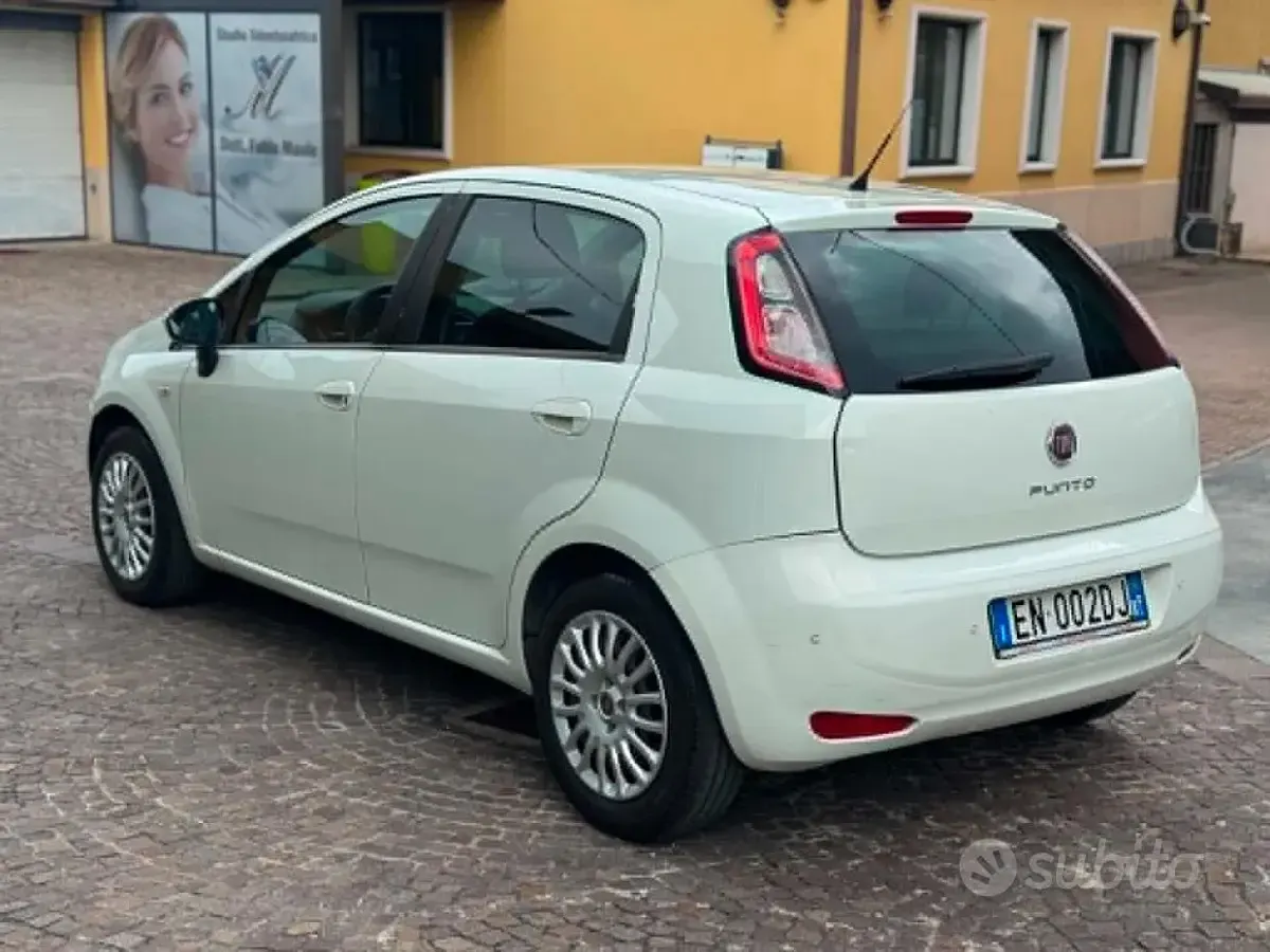 Begagnad Fiat Punto Easy 95 HK (69 kW) 2012 Vit Halvkombi