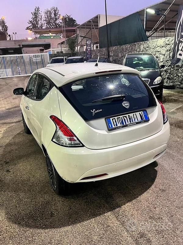 Usata Lancia Ypsilon 95 CV (69 kW) 2012 Bianco Utilitaria