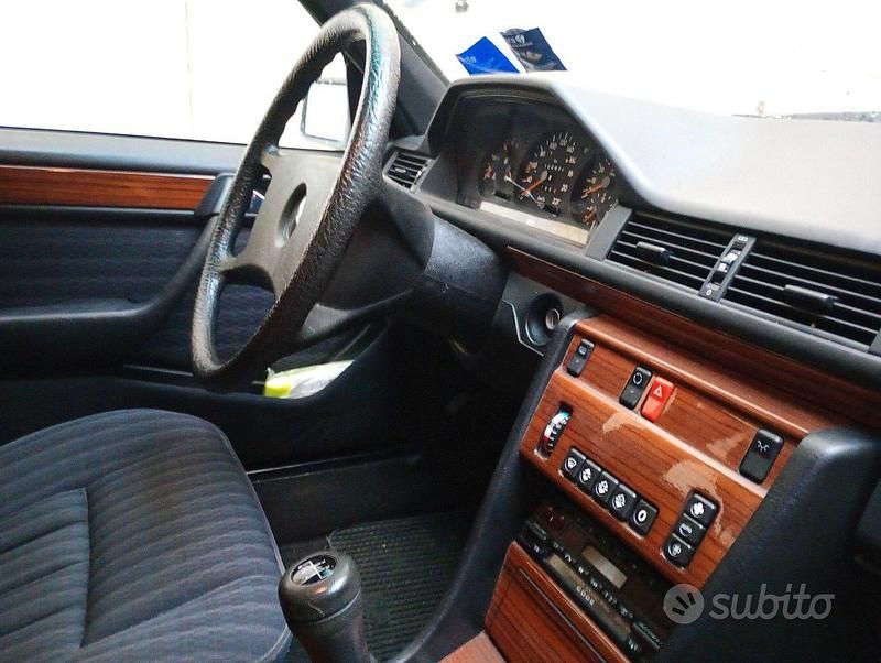 Usata Mercedes E200 1991 Grigio Berlina