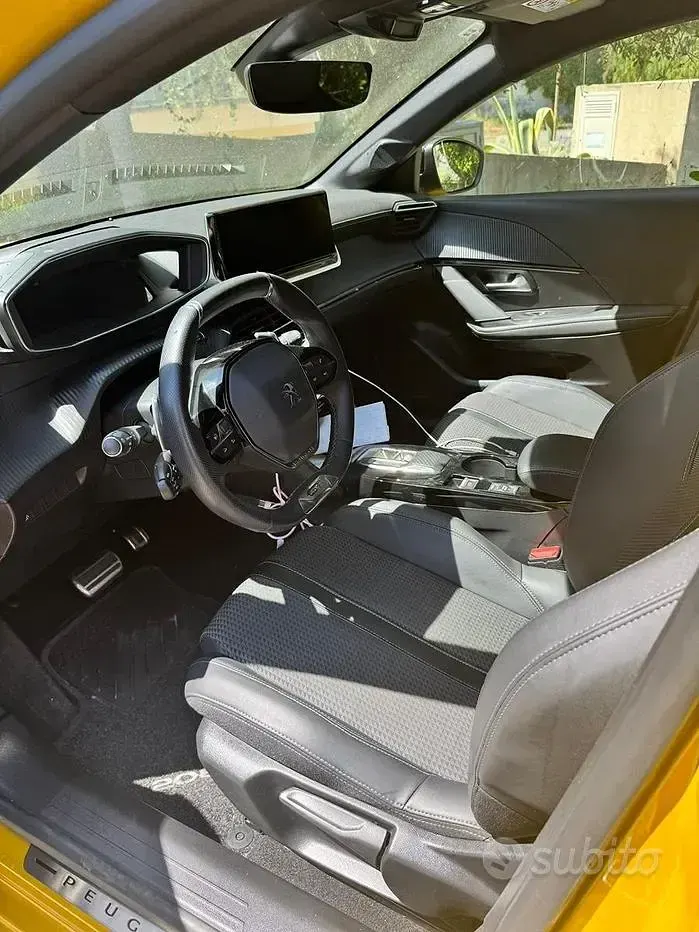 Usata Peugeot 208 GT 101 CV (74 kW) 2023 Giallo Utilitaria