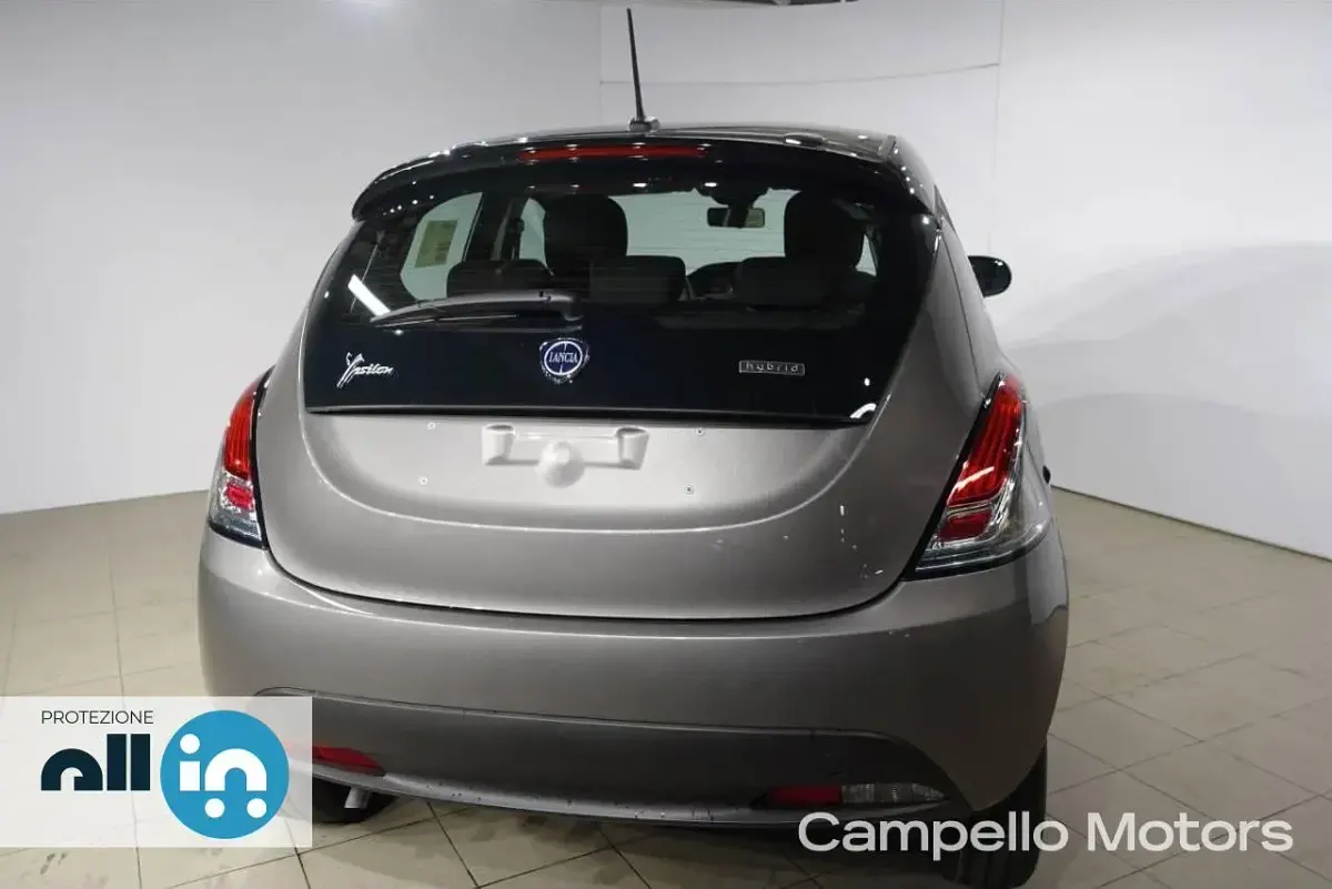 Usata Lancia Ypsilon Silver 69 CV (50 kW) 2023 Grigio pietra Utilitaria