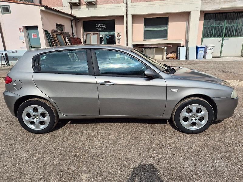 Usata Alfa Romeo 147 120 CV (88 kW) 2009 Grigio Utilitaria