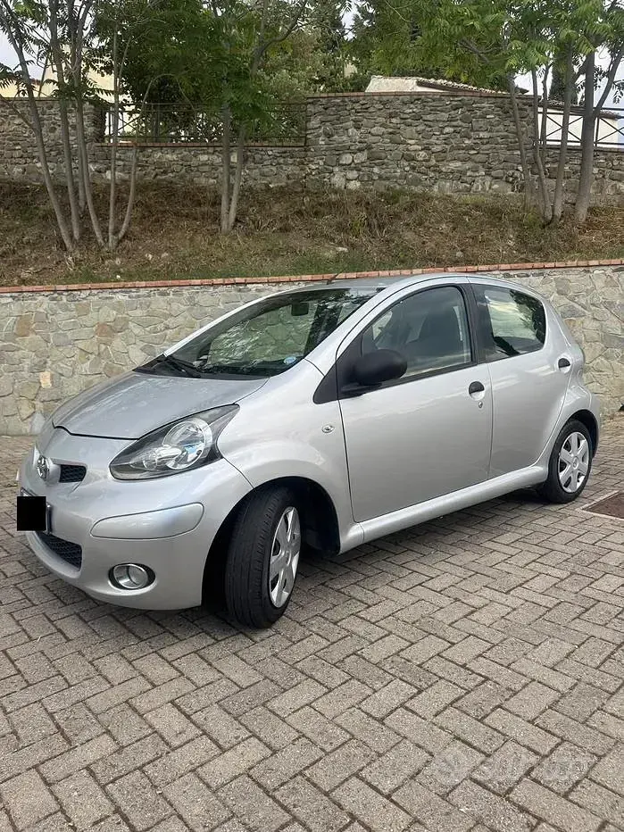 Usata Toyota Aygo 68 CV (50 kW) 2011 Grigio Utilitaria