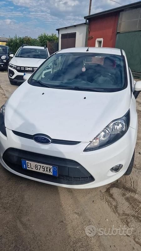 Usata Ford Fiesta 70 CV (51 kW) 2012 Bianco Utilitaria