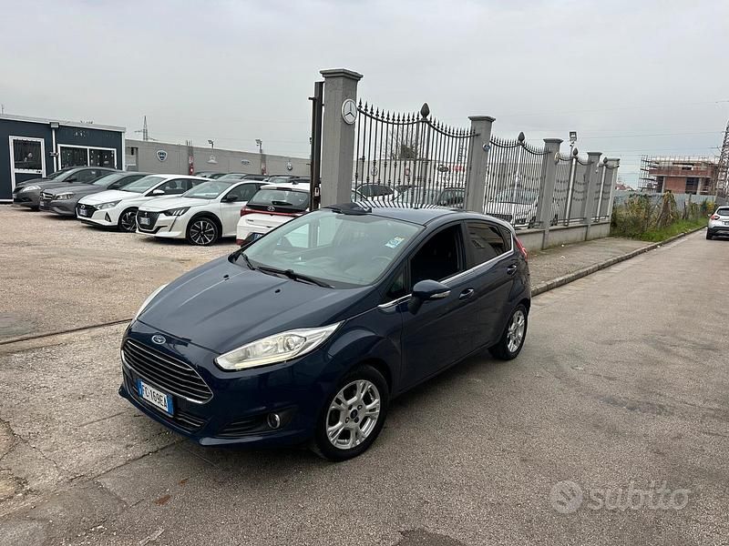 Blu Usata 2016 Ford Fiesta Titanium Tre volumi | 5990 € (Buon prezzo) - Immagine 1/4