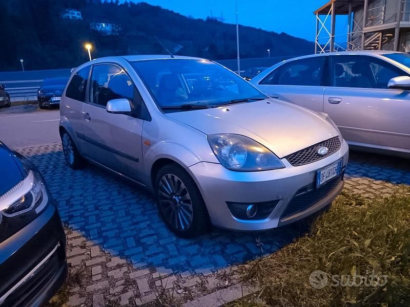 Grigio Usata 2007 Ford Fiesta Titanium Tre volumi | 2000 € (Buon prezzo) - Immagine 1/4