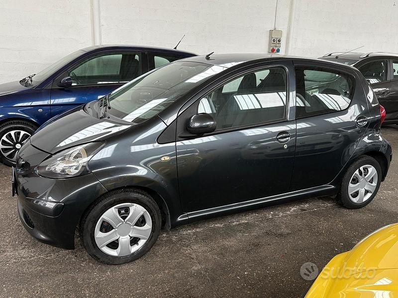 Usata Toyota Aygo 68 CV (50 kW) 2009 Blu Utilitaria