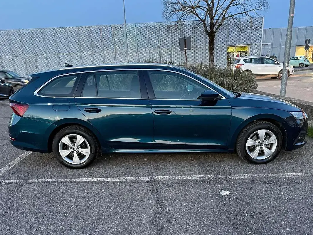 Usado Skoda Octavia G-TEC Executive 131 CV (96 kW) 2021 Azul Familiar
