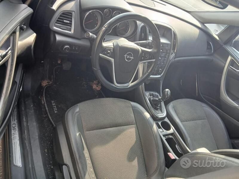 Usata Opel Astra Cosmo 140 CV (102 kW) 2012 Grigio Station wagon