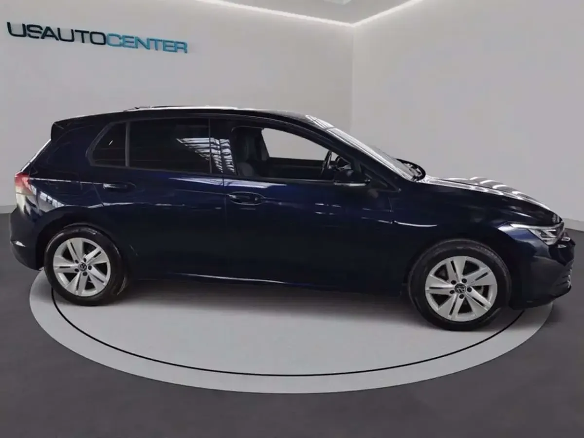 Usata VW Golf VIII Life 110 CV (80 kW) 2020 H7 atlantic blue metallizzato Berlina