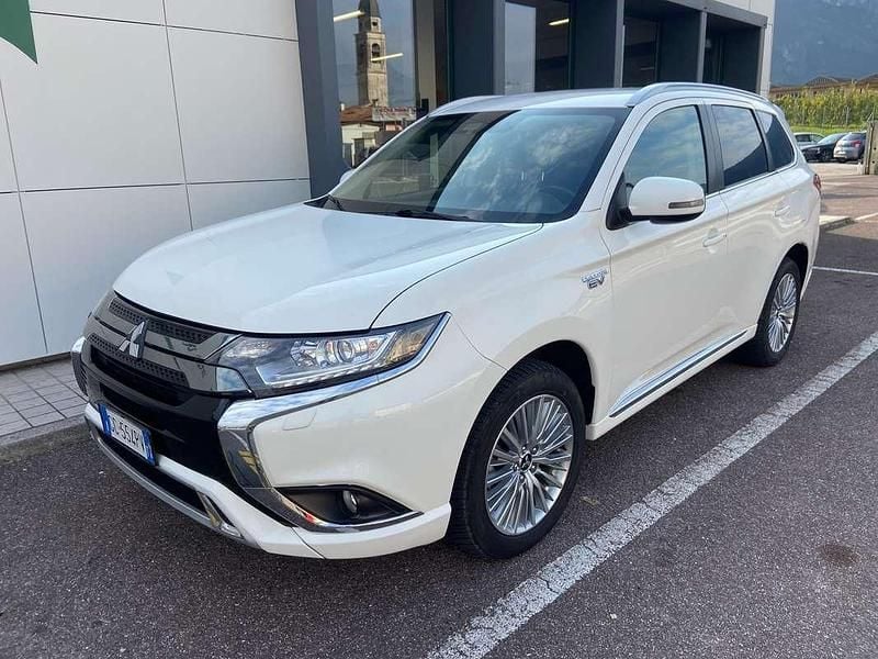 Usata Mitsubishi Outlander P-HEV Instyle 135 CV (99 kW) 2020 Bianco SUV