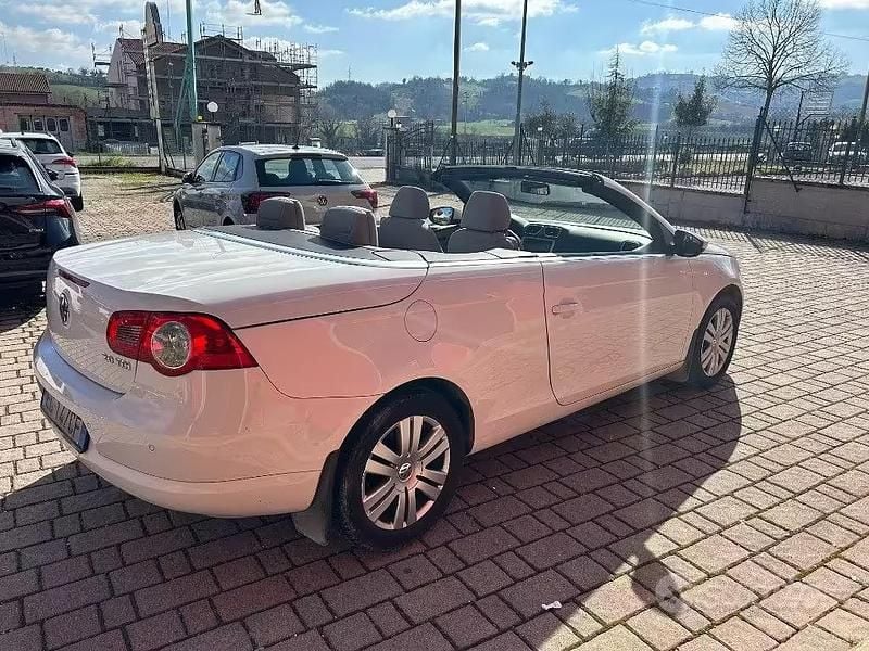 Usata VW Eos 140 CV (102 kW) 2010 Bianco Cabrio