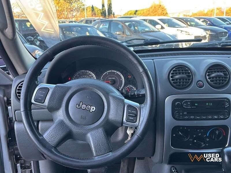 Usata Jeep Cherokee Sport 163 CV (119 kW) 2005 Argento SUV