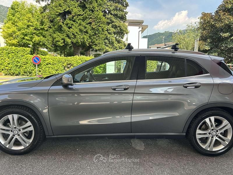 Usata Mercedes GLA180 136 CV (100 kW) 2017 Gray SUV